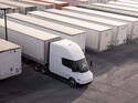 Tesla Semi vor einer Trailer-Flotte. Einride will 500 der Elektro-Lkw für Amazon und weitere Kunden in Nordamerika einsetzen.