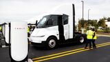 Tesla und Pilot haben sechs Megacharger in Georgia eröffnet. Die V4-Technik ermöglicht bis zu 1,2 Megawatt Ladeleistung, muss diese bei mehreren gleichzeitig ladenden Lkw aber aufteilen. Auch in Europa plant Tesla ein Ladenetz.