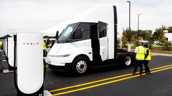 Tesla und Pilot haben sechs Megacharger in Georgia eröffnet. Die V4-Technik ermöglicht bis zu 1,2 Megawatt Ladeleistung, muss diese bei mehreren gleichzeitig ladenden Lkw aber aufteilen. Auch in Europa plant Tesla ein Ladenetz.