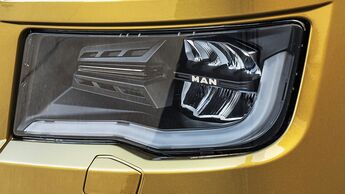 The headlights with integrated daytime running lights and indicators on the new MAN emphasize the striking design of the front..
Die Scheinwerfer mit integriertem Tagfahrlicht und Blinker betonen bei den neuen MAN die markante Gestaltung der Front.