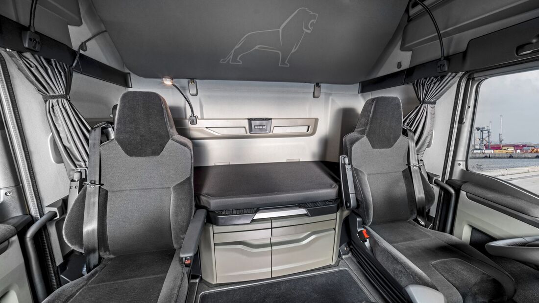 The moon gray color scheme in the GX cab of the new MAN TG series exudes timeless elegance.
Das Farbambiente moon gray im GX-Fahrerhaus der neuen MAN TG-Baureihe strahlt zeitlose Eleganz aus.