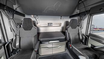 The moon gray color scheme in the GX cab of the new MAN TG series exudes timeless elegance.
Das Farbambiente moon gray im GX-Fahrerhaus der neuen MAN TG-Baureihe strahlt zeitlose Eleganz aus.