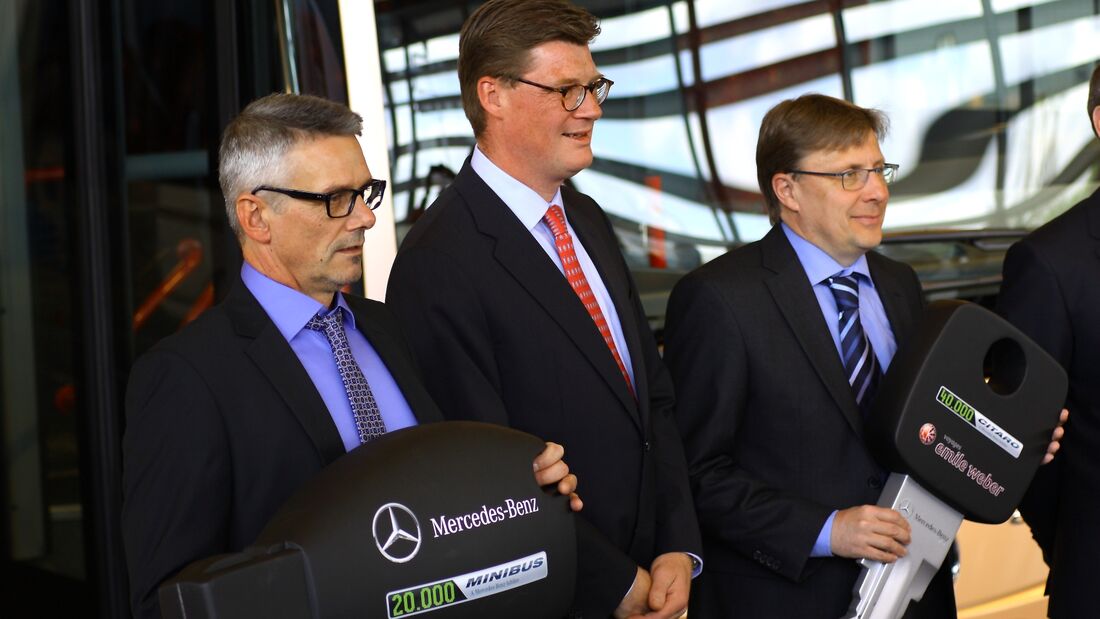Till Oberwörder, Vertriebschef  Daimler Buses/Evobus (Mitte) bei der Übergabe der Jubiläumsfahrzeuge im Werk Mannheim.