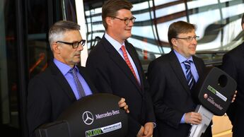 Till Oberwörder, Vertriebschef  Daimler Buses/Evobus (Mitte) bei der Übergabe der Jubiläumsfahrzeuge im Werk Mannheim.