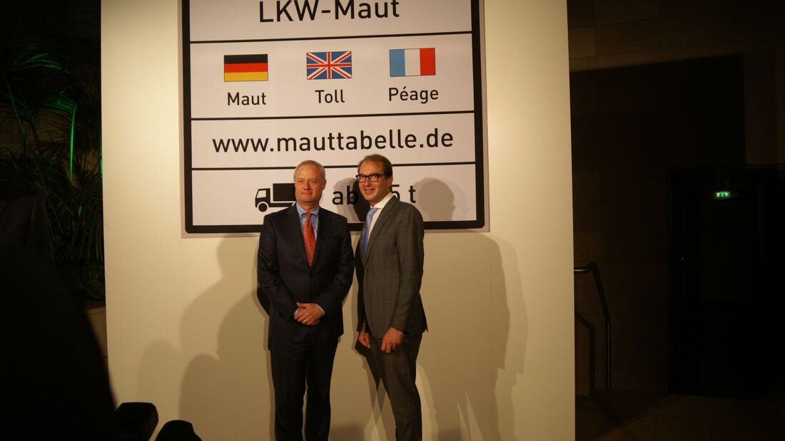 Toll-Collect-Chef Hanns-Karsten Kirchmann, Bundesverkehrsminister Alexander Dobrindt (rechts)