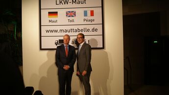 Toll-Collect-Chef Hanns-Karsten Kirchmann, Bundesverkehrsminister Alexander Dobrindt (rechts)