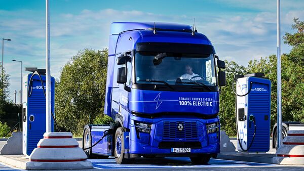 TotalEnergies Charging Solutions Deutschland GmbH erschafft einen Ladepark für schwere Nutzfahrzeuge am Flughafen BER in Berlin-Brandenburg.