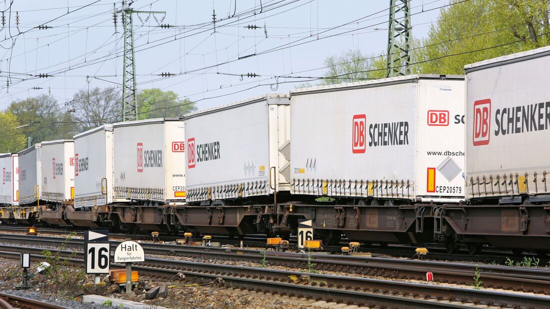 Trailer auf der Bahn