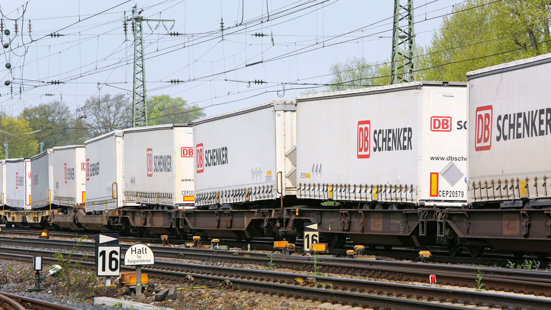 Trailer auf der Bahn