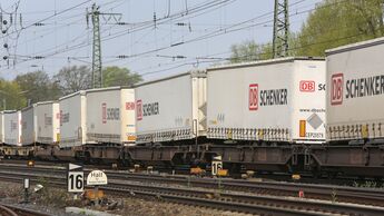 Trailer auf der Bahn