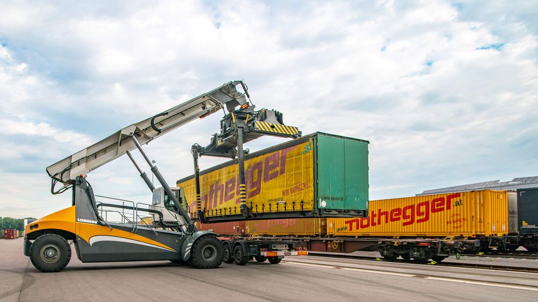 Trailer der Nothegger Transport Logistik GmbH im internationalen Güterverkehr im Kombinierten Verkehr