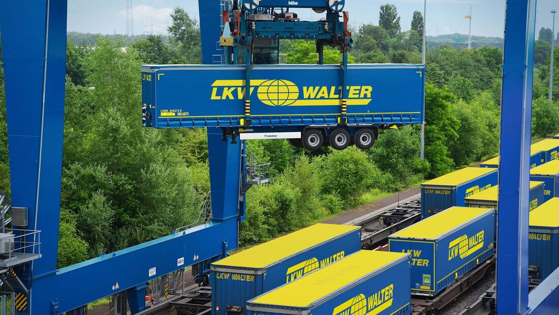 Trailer von Lkw Walter beim Umschlag im Terminal zum Kombinierter Verkehr
