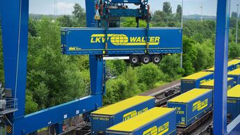 Trailer von Lkw Walter beim Umschlag im Terminal zum Kombinierter Verkehr