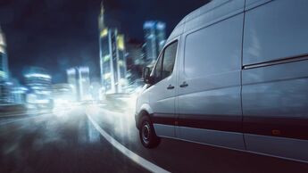 Transporter bei Nacht