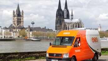 Transporter von TNT Express vor dem Panorama der Kölner Altstadt