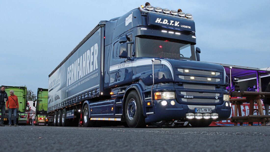 Trucker & Country Festival Geiselwind 2018 Trucker-Treff Festival Szene Supertrucks Modelltrucks Modell-Lkw Stimmung Atmosphäre Nacht Scheinwerfer Zusatzscheinwerfer Lichter Airbrush Fernfahrer Diesel Dieter Sawyer H.D.T.V. Scania Hauber Partnertruck