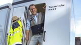 Truckerstube M-Truck m-line Dusche Fa wohnen handtuch zu Hause heimisch daheim couch schlafcouch sofa schlafsofa sohn Regale Kommode Kleider Poster Sauber Kabine innen Fahrerhaus Führerhaus