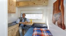 Truckerstube M-Truck m-line Dusche Fa wohnen handtuch zu Hause heimisch daheim couch schlafcouch sofa schlafsofa sohn Regale Kommode Kleider Poster Sauber Kabine innen Fahrerhaus Führerhaus