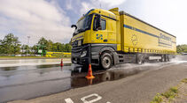 Üben für den Ernstfall: Bremstraining auf nasser Straße 

Practice for the case of emergency: Brake training on wet roads