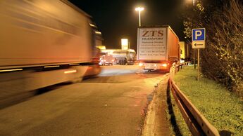 Überfüllter Lkw-Parkplatz nachts