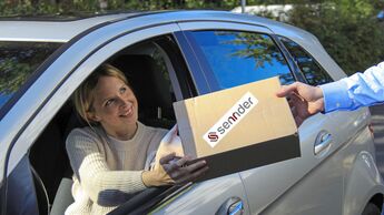 Übergabe Paket an privaten Boten 