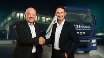 Übergabe des Staffelstabs bei Grieshaber von Roland Futterer an Sven Kronenberg (v.l.).