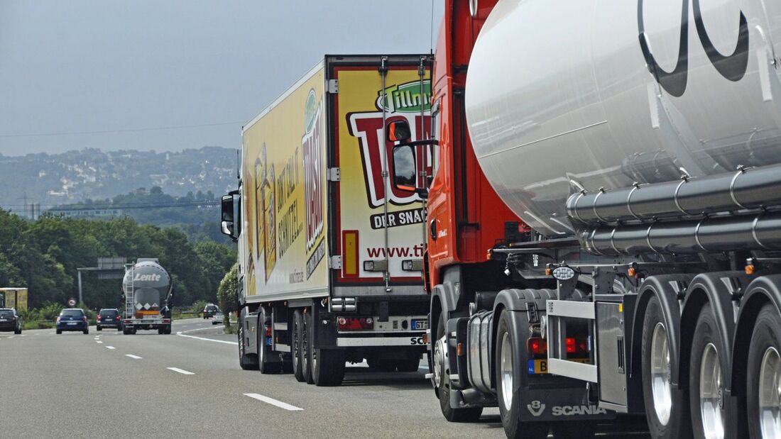 Überholverbot Unfall Autobahn Stau Stauende LKw-Unfall Polizei 