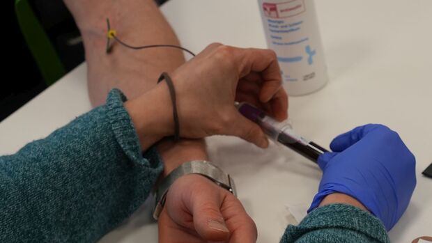 Um den THC-Gehalt im Blut nach einer, drei und fünf Stunden nach dem Cannabiskonsum zu bestimmen, wurde den Probanden Blut entnommen.