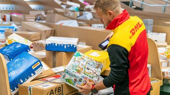 Um die deutlich höheren Paketmengen in der Vorweihnachtszeit zu bearbeiten, werden die über 115.000 Zusteller:innen und rund 39.000 Mitarbeiter:innen in den Sortierzentren von insgesamt etwa 10.000 Aushilfskräften unterstützt.