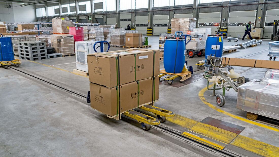 Umschlaghalle eines Stückgutnetzwerks mit Fördertechnik und Paletten