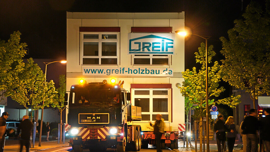 Umzug von Schulcontainern, Greif, Holzbau