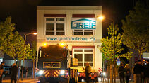 Umzug von Schulcontainern, Greif, Holzbau