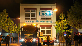 Umzug von Schulcontainern, Greif, Holzbau