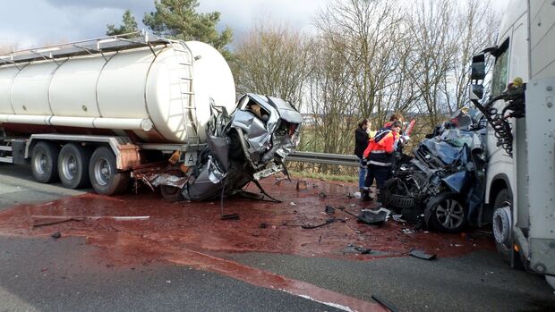 Unfall Stauuende, Pkw zwischen zwei Lkw zerquetscht, Auflieger mit Tierblut ausgelaufen, grausige Szene. Report FF 7/2018.