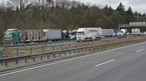 Unfall Unfälle Auffahr Stau Stauende Überholverbot überholen Autobahn gefährlich Lkw-Unfall Übermüdung 