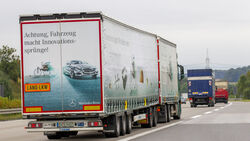 Unterwegs mit Automobilteilen nach Sindelfingen: Lang-Lkw von Elflein auf der Autobahn.