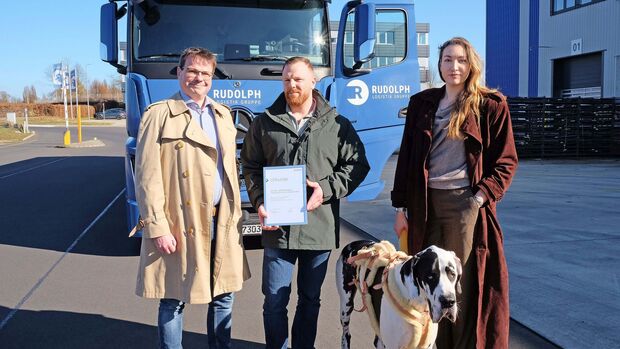 Urkundenübergabe zur 60-jährigen DEKRA-Mitgliedschaft von Rudolph Logistik