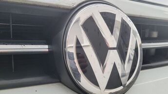 VW-Logo auf Kühlergrill