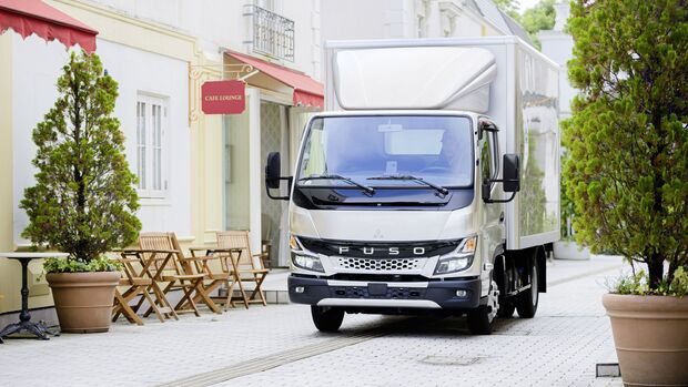 Verkaufsstart des neuen FUSO Canter in Europa. Fortschrittliches Design, mehr Sicherheit und verbesserter Komfort.

Start of Sales: FUSO introduces all-new Canter in Europe. Major updates in design, safety and comfort.