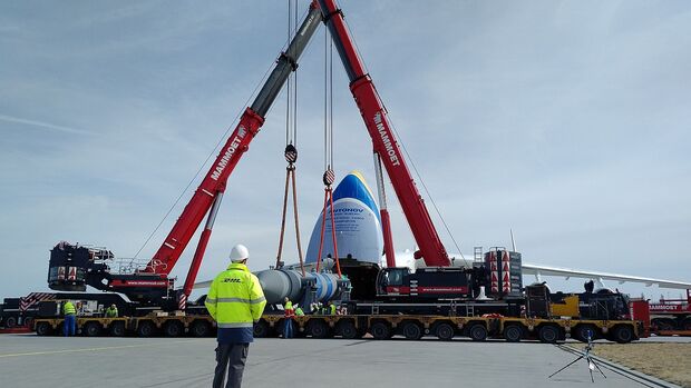 Verladung der Abhitzekessel in eine Antonow An-225