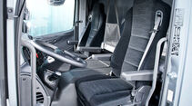 Verteiler-Lkw von Mercedes, Kabine, Motortunnel, Sitze