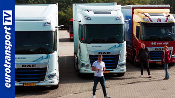 Vier DAF Elektro-Lkw nebeneinander mit dem eurotransportTV-Logo links im Bild und drei Personen im Vordergrund beim DAF Ride & Drive Event 2025.