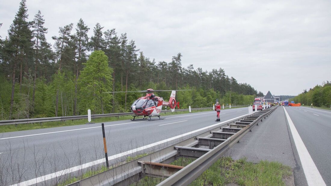 Vier Tote bei furchtbarem Unfall auf A6 - Lkw rast in Stauende