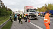 Vier Tote bei furchtbarem Unfall auf A6 - Lkw rast in Stauende