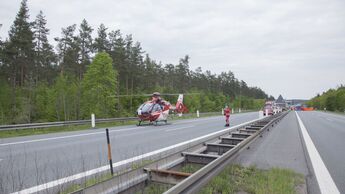 Vier Tote bei furchtbarem Unfall auf A6 - Lkw rast in Stauende