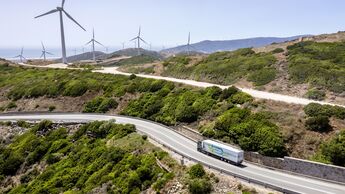 Vollelektrisch durch Europa: eActros 600 Test-Trucks erreichen südlichstes Etappenziel Tarifa

All-electric through Europe: eActros 600 test trucks reach southernmost checkpoint of Tarifa