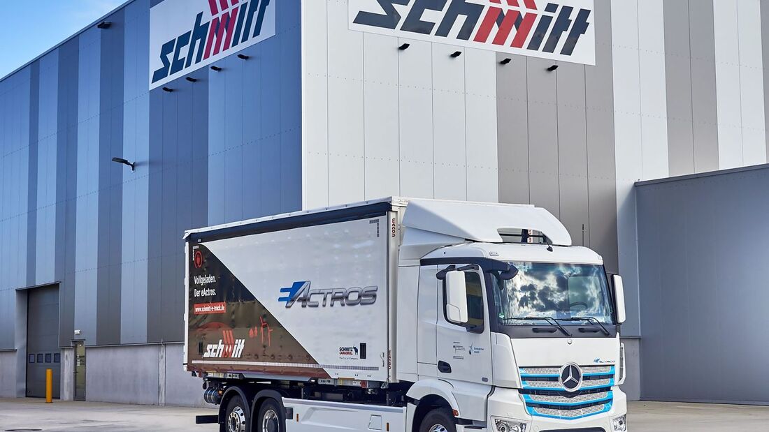 Vollelektrischer Lkw-Lieferverkehr bei Rastatt: Mercedes-Benz eActros bewährt sich im Praxiseinsatz bei Logistik Schmitt

Fully electric heavy-duty distribution truck on the road near Rastatt: Mercedes-Benz eActros in practical testing at Logistik Schmitt