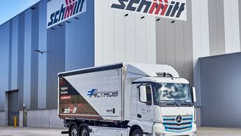 Vollelektrischer Lkw-Lieferverkehr bei Rastatt: Mercedes-Benz eActros bewährt sich im Praxiseinsatz bei Logistik Schmitt

Fully electric heavy-duty distribution truck on the road near Rastatt: Mercedes-Benz eActros in practical testing at Logistik Schmitt