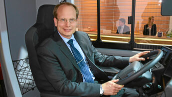 Volvo Bus-Chef Håkan Agnevall auf der IAA Nutzfahrzeuge im Plug-in-Hybrid.