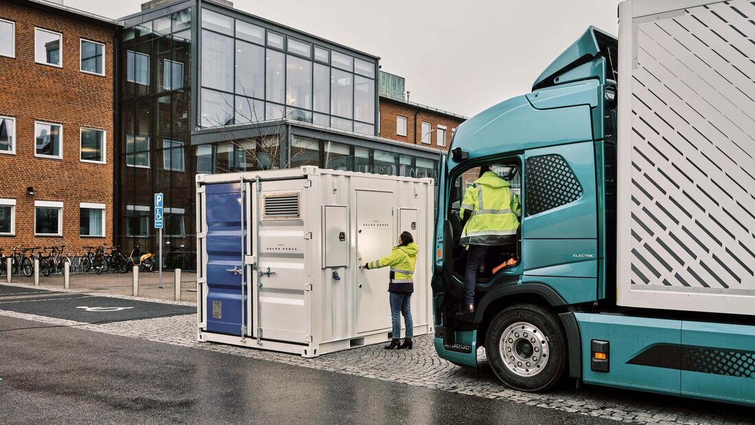 Volvo Elektro-Lkw lädt an einem Batteriespeicher von Volvo Penta, der Schnellladen bei begrenzter Netzleistung ermöglichen soll.
